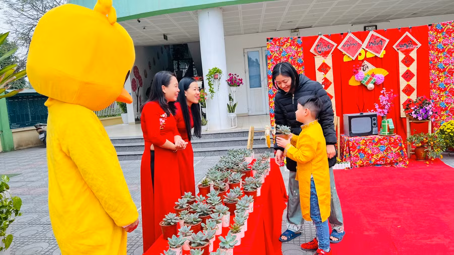 Theo chia sẻ của anh Vy Văn Đức, phụ huynh có con đang theo học ở Trường Mầm non Tân Mai, những hoạt động đầu năm giúp các con đến trường phấn khởi hơn. Đặc biệt, mừng tuổi cây đầu năm càng giúp học trò biết được ý nghĩa của việc bảo vệ môi trường.