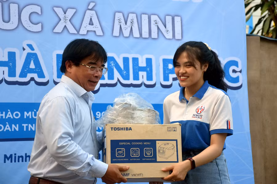 PGS.TS Đỗ Văn Dũng trao tặng nồi cơm điện cho đại diện nữ SV