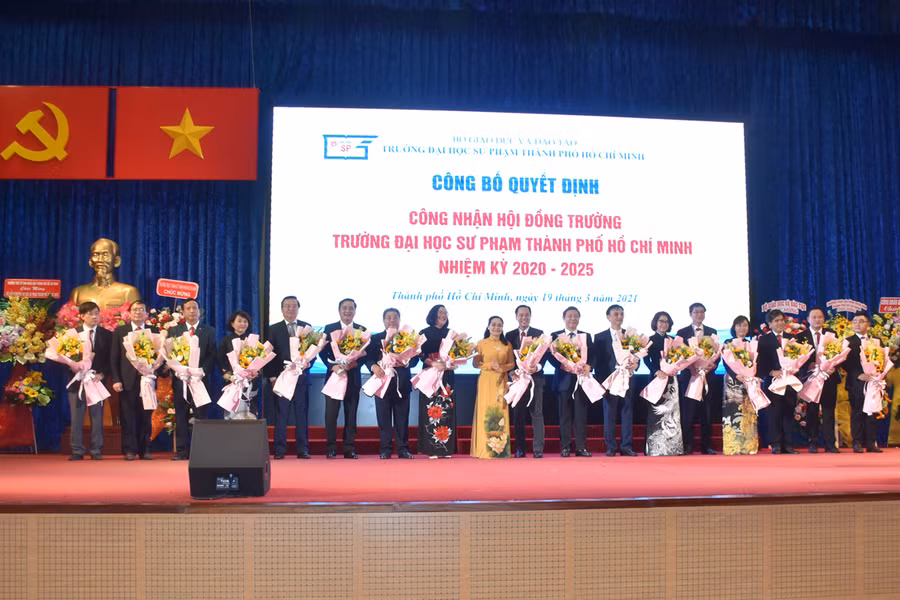 Bà Nguyễn Thị Lệ - Chủ tịch HĐND TPHCM tặng hoa chúc mừng tập thể Hội đồng trường HCMUE nhiệm kỳ 2020-2025