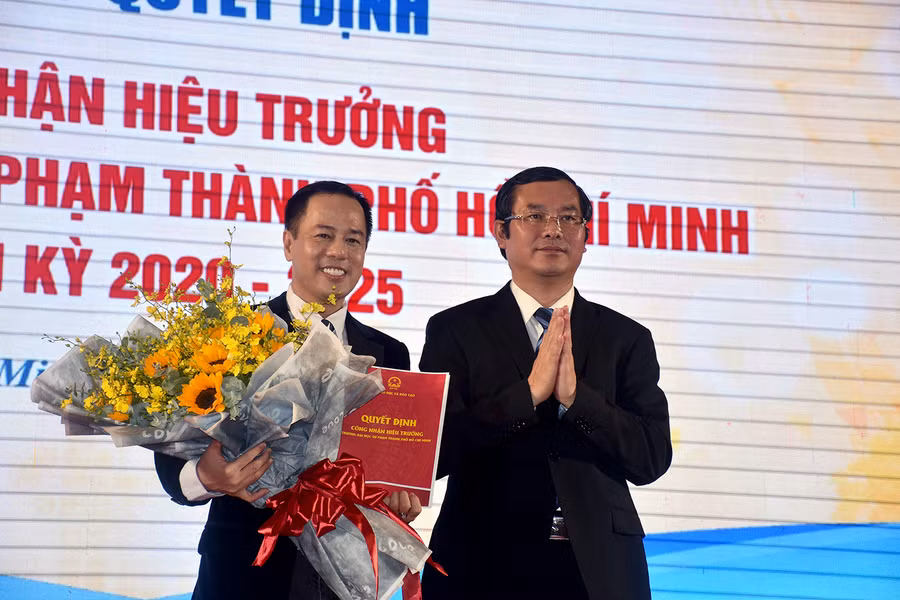 Thứ trưởng Bộ GD&amp;ĐT Nguyễn Văn Phúc trao quyết định công nhận Hiệu trưởng HCMUE cho GS Huỳnh Văn Sơn.
