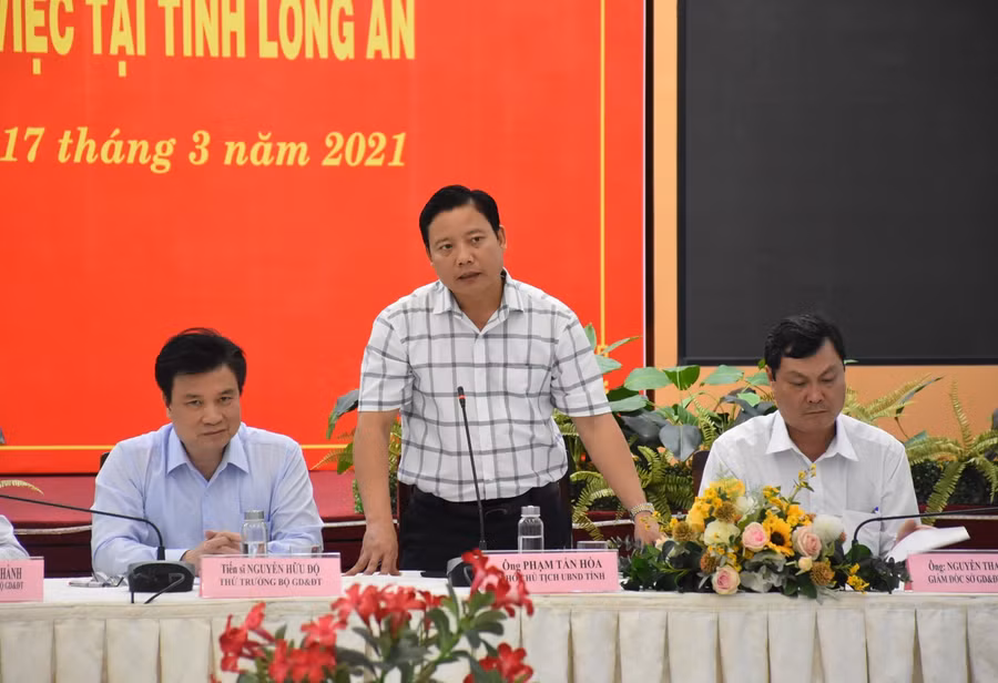 Ông Phạm Tấn Hòa -Phó Chủ tịch UBND tỉnh Long An, đánh giá cao chuyến làm việc, đồng thời, lưu ý ngành GD Long An tiếp thu tất cả ý kiến đóng góp của đoàn công tác.