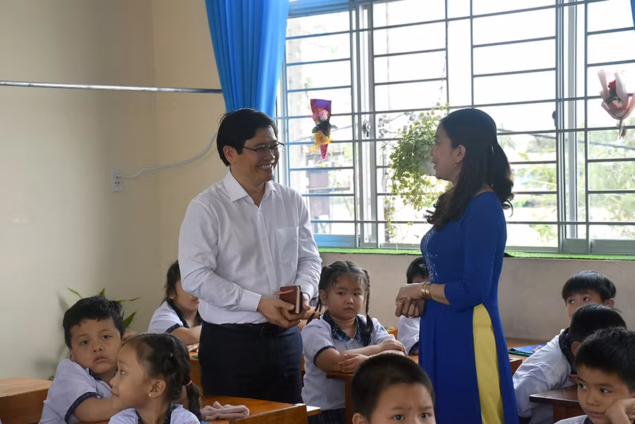Vụ trưởng Vụ GD Tiểu học Thái Văn Tài trao đổi với một GV lớp 1 Trường Tiểu học Võ Thị Sáu.