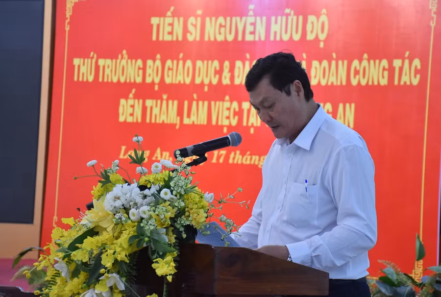 Ông Nguyễn Thanh Tiệp - Giám đốc Sở GD&amp;ĐT tỉnh Long An, báo cáo với đoàn công tác.