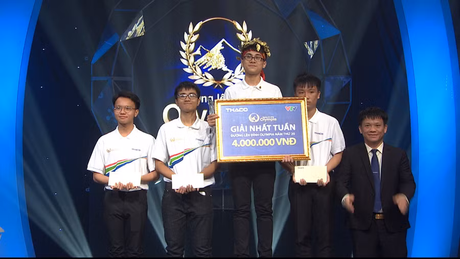 Nguyễn Xuân Huy (THPT Thăng Long, Hà Nội) giành được vòng nguyệt quế với 250 điểm