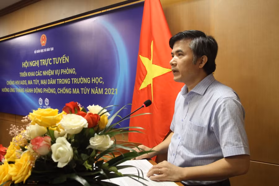 Vụ trưởng Vụ Công tác học sinh, sinh viên (Bộ GD&amp;ĐT) Bùi Văn Linh trình bày báo cáo tại hội nghị