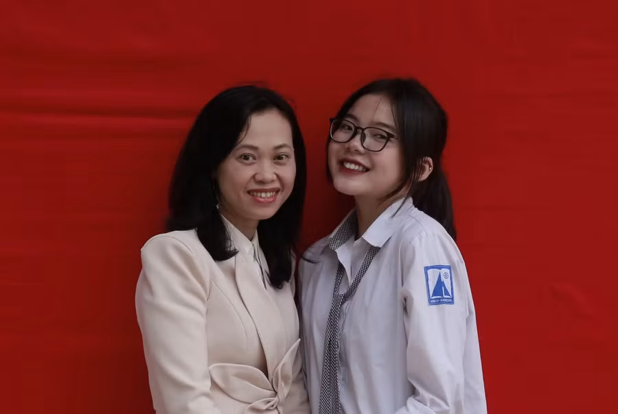 Bích Ngân và cô giáo chủ nhiệm Tạ Quỳnh Trang