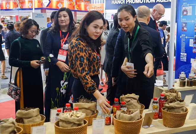 Khách hàng tìm hiểu về các sản phẩm nước giải khát của THP Khách hàng tìm hiểu về các sản phẩm nước giải khát của THP