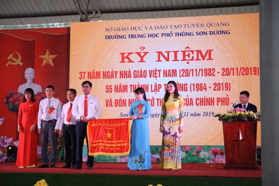 Lãnh đạo nhà trường đón nhận cờ thi đua của Chính phủ