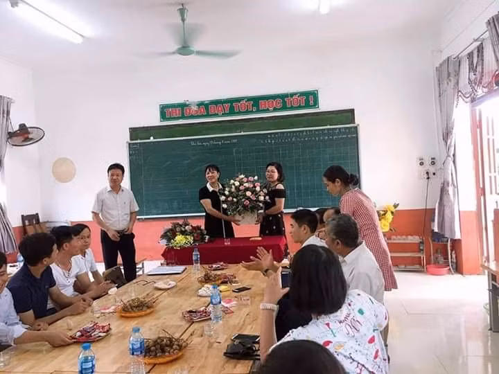Các đồng nghiệp trường Tiểu học Lãng Sơn tiễn bạn tôi về trường mới, đó là ngôi trường hiện tại