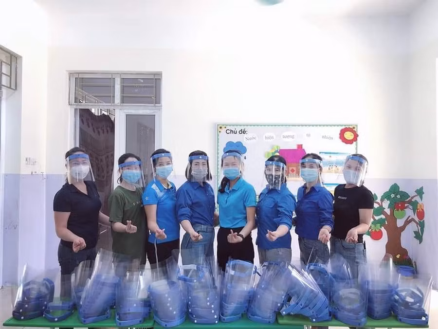Các cô giáo huyện Lục Nam làm mũ chắn giọt bắn gửi đến tuyến đầu chống dịch Covid-19.