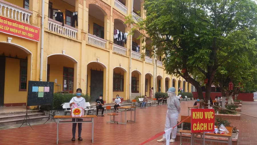 Học sinh Trung tâm Giáo dục Nghề nghiệp-Giáo dục thường xuyên Lục Ngạn lần đầu tiên đi bỏ phiếu bầu cử.