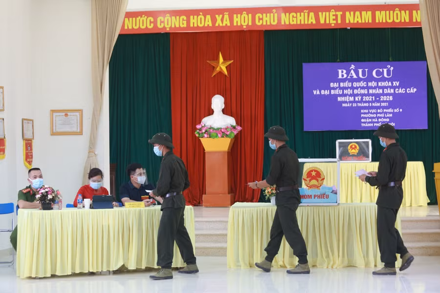 Các chiến sỹ thực hiện nghiêm công tác phòng dịch khi tham gia bầu cử.