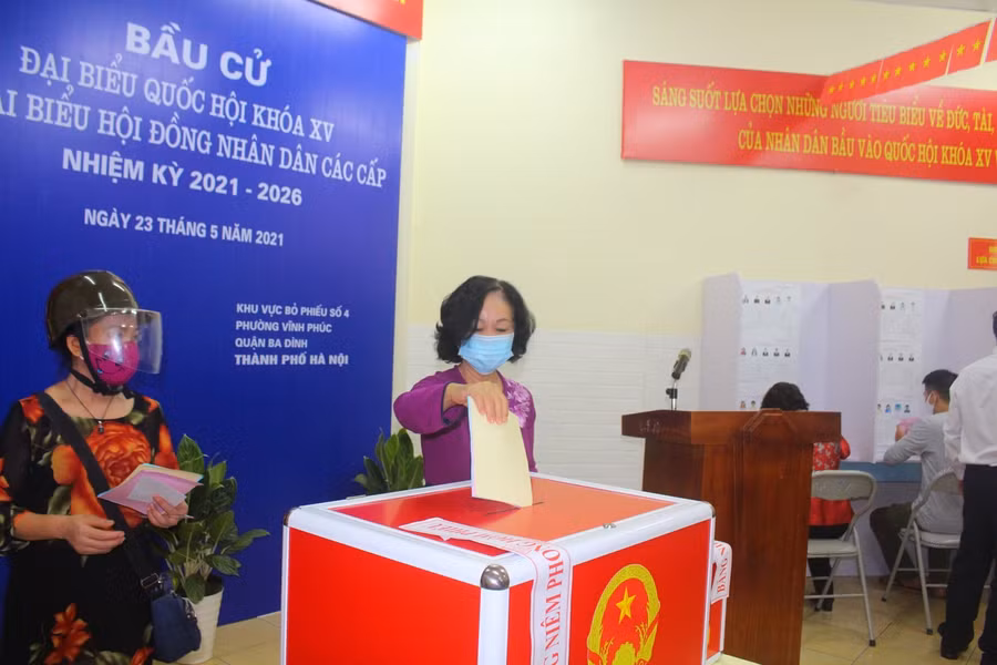 Ủy viên Bộ Chính trị, Trưởng Ban Tổ chức Trung ương Trương Thị Mai thực hiện bỏ phiếu bầu cử.