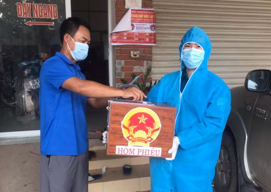 Những hòm phiếu phụ để cử tri bỏ phiếu phòng dịch Covid-19.