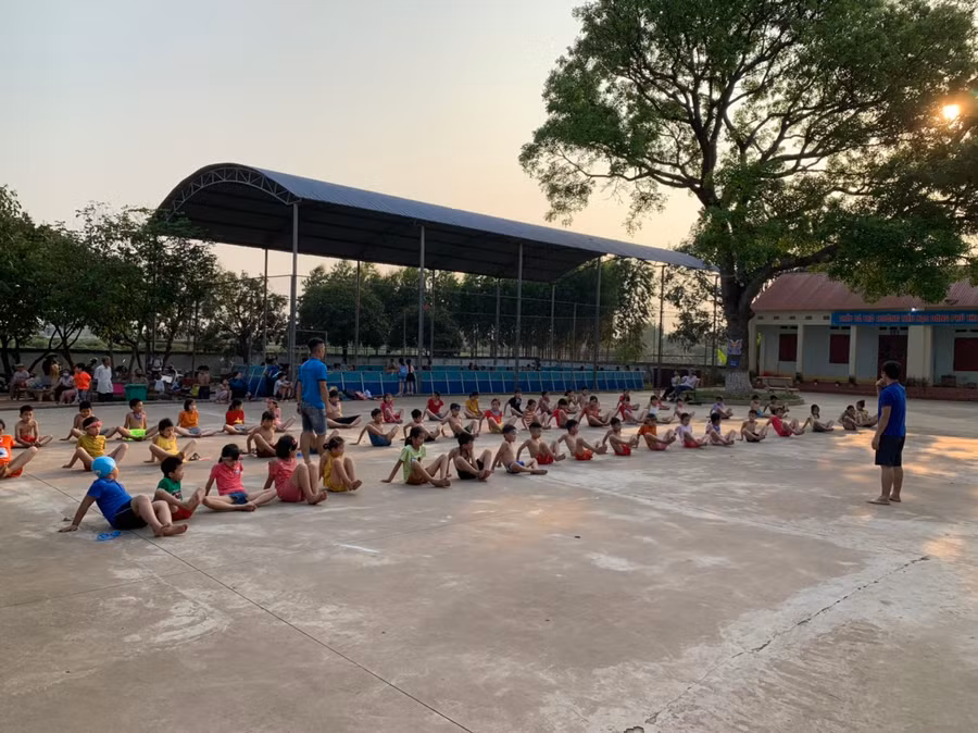 Các lớp học bơi cho HS tiểu học trên địa bàn huyện Lục Nam (Ảnh trước 27/4/2021).