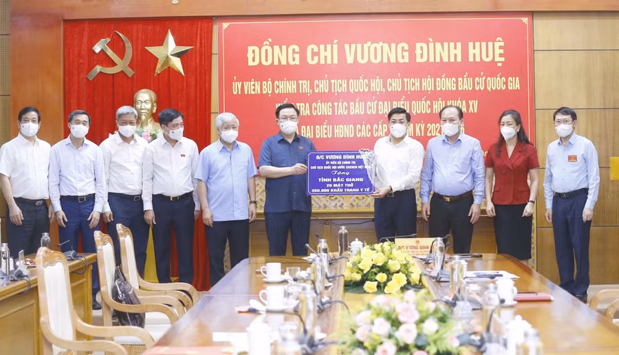 Chủ tịch Quốc hội trao 10 tỷ đồng, 20 máy thở và 350.000 khẩu trang để tăng cường năng lực phòng, chống dịch Covid-19 cho Bắc Giang.