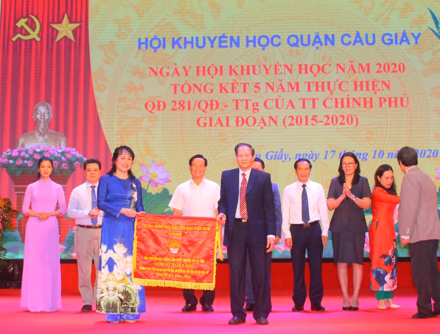 Hội Khuyến học Cầu Giấy đón nhận cờ thi đua của Trung ương Hội Khuyến học Việt Nam tặng thưởng.