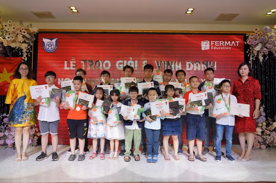 Học sinh nhận giải thưởng và vinh danh tại buổi lễ.