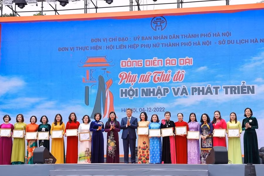 Lãnh đạo TP Hà Nội trao chứng nhận tham gia chương trình cho các đơn vị. Lãnh đạo TP Hà Nội trao chứng nhận tham gia chương trình cho các đơn vị.