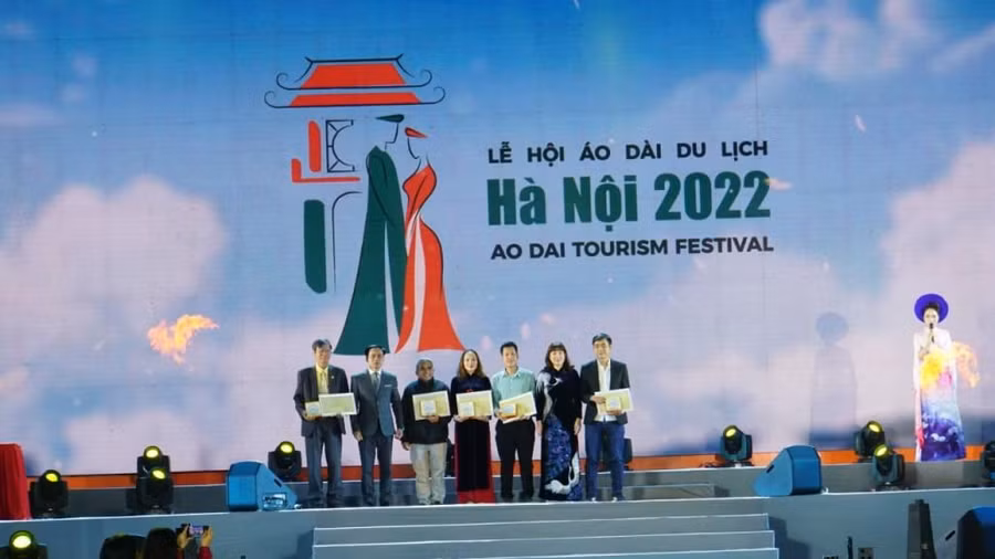 Ban Tổ chức cũng trao 5 giải Khuyến khích, 3 giải Ba, 2 giải Nhì, 1 giải Nhất (tác giả Nguyễn Duy Linh - tác phẩm "Việt Nam quê hương tôi") cho các tác giả đoạt giải cuộc thi "Thiết kế sản phẩm quà tặng du lịch áo dài du lịch Hà Nội năm 2022". Ban Tổ chức cũng trao 5 giải Khuyến khích, 3 giải Ba, 2 giải Nhì, 1 giải Nhất (tác giả Nguyễn Duy Linh - tác phẩm "Việt Nam quê hương tôi") cho các tác giả đoạt giải cuộc thi "Thiết kế sản phẩm quà tặng du lịch áo dài du lịch Hà Nội năm 2022".