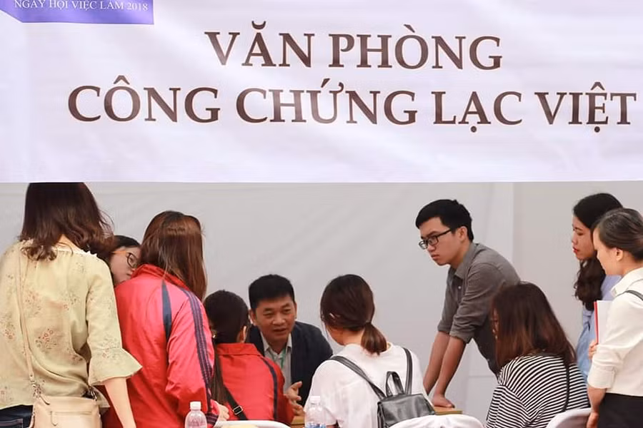 Sinh viên Đại học Luật tìm hiểu thông tin việc làm Sinh viên Đại học Luật tìm hiểu thông tin việc làm