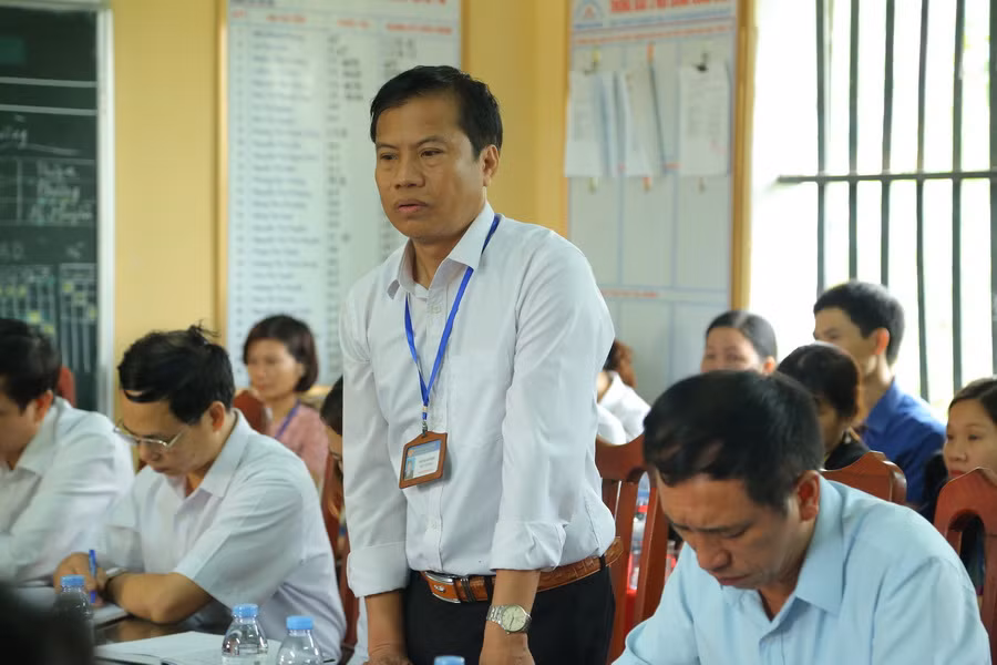 Ông Nhữ Mạnh Phong - Hiệu trưởng Trường THCS Phù Ủng - báo cáo sự việc