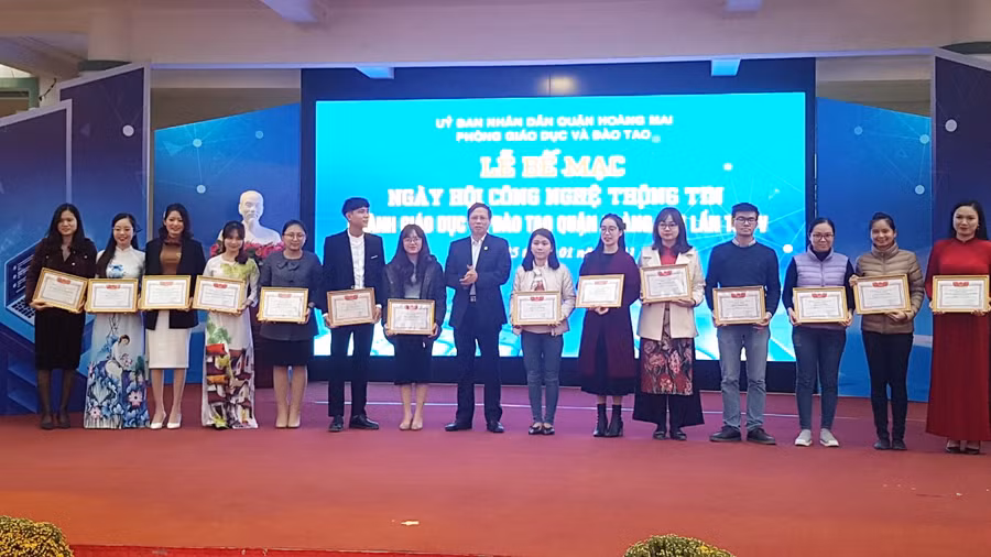 Trao giải cho các giáo viên đạt giải Nhất cuộc thi thiết kế bài giảng e-learning