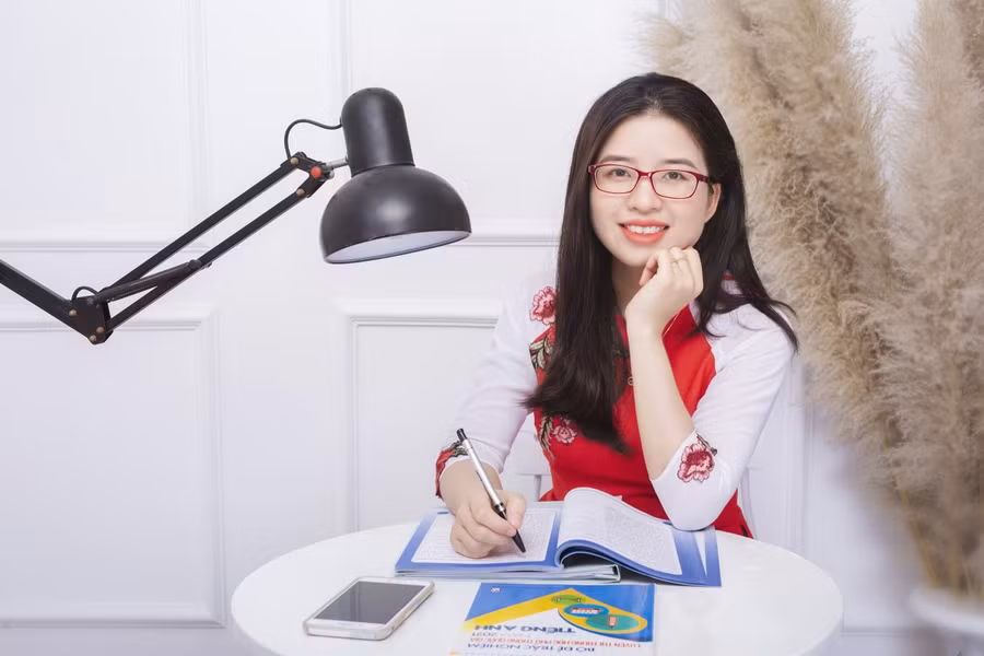 Cô Nguyễn Thị Hà sau khi chuẩn bị xong bài giảng.