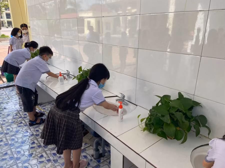Học sinh trường THCS Hoàng Ninh rửa tay với xà phòng và nước sạch.
