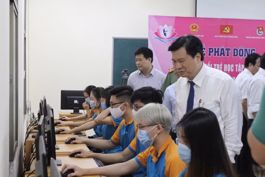 Thứ trưởng Nguyễn Hữu Độ cùng các đại biểu động viên các thí sinh dự thi