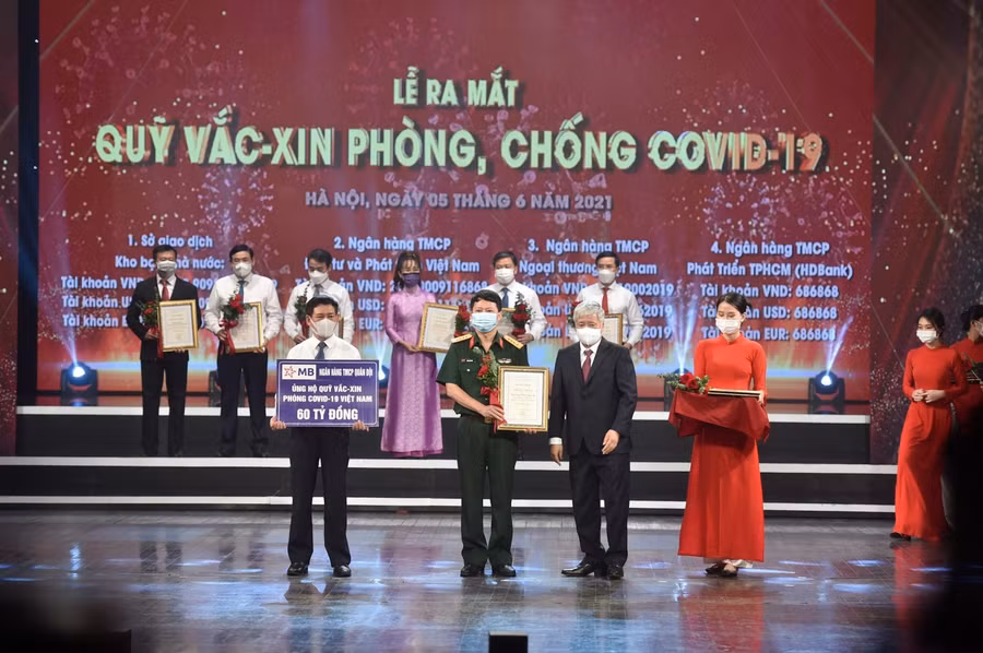 Ông Trần Minh Đạt – P.TGĐ MB trao tặng số tiền 60 tỷ cho Quỹ vắc xin phòng, chống Covid- 19.