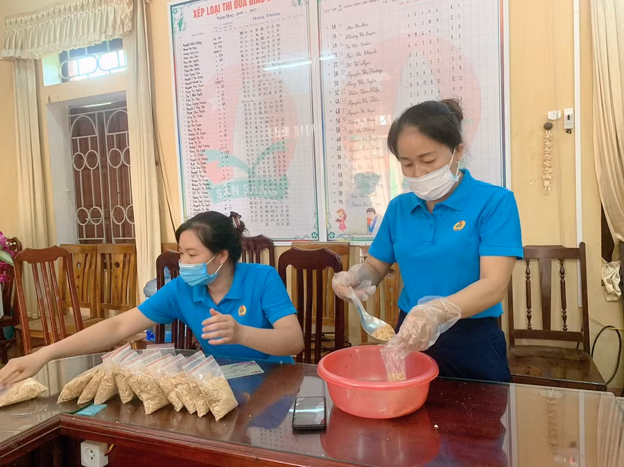 Giáo viên chuẩn bị đồ ăn gửi tới khu cách ly phòng dịch Covid-19.
