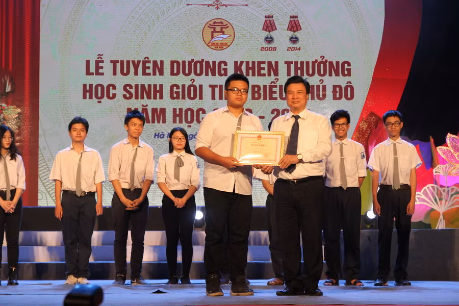 Tuyên dương 1.000 học sinh giỏi tiêu biểu của Thủ đô ảnh 4 Tuyên dương 1.000 học sinh giỏi tiêu biểu của Thủ đô ảnh 4