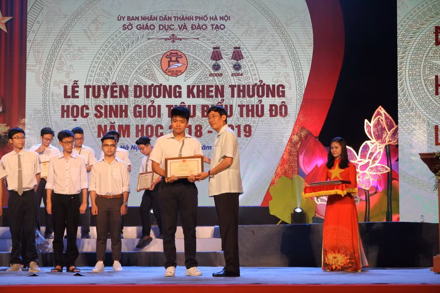 Tuyên dương 1.000 học sinh giỏi tiêu biểu của Thủ đô ảnh 7 Tuyên dương 1.000 học sinh giỏi tiêu biểu của Thủ đô ảnh 7