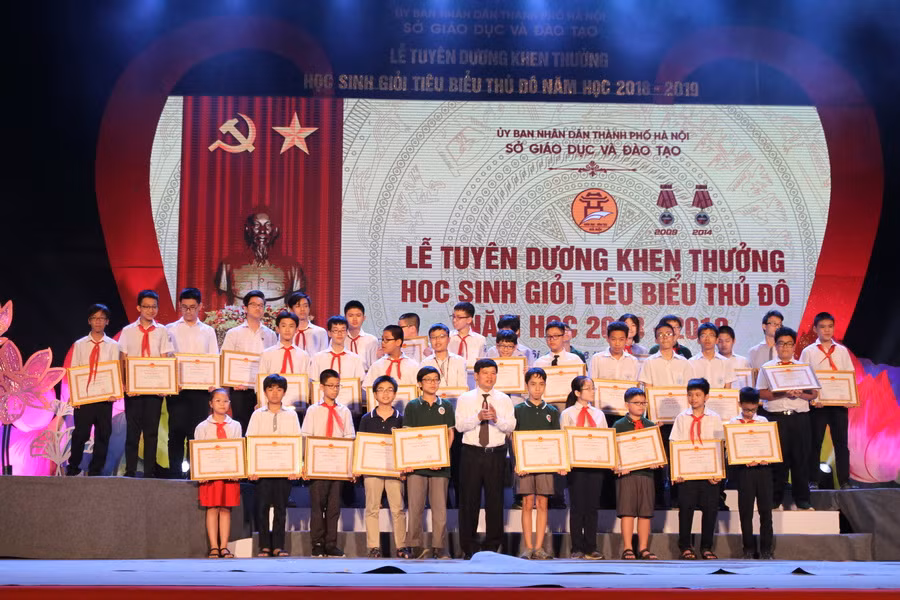 Tuyên dương 1.000 học sinh giỏi tiêu biểu của Thủ đô ảnh 3 Tuyên dương 1.000 học sinh giỏi tiêu biểu của Thủ đô ảnh 3