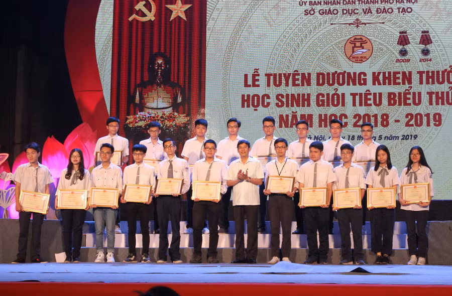 Tuyên dương 1.000 học sinh giỏi tiêu biểu của Thủ đô ảnh 8 Tuyên dương 1.000 học sinh giỏi tiêu biểu của Thủ đô ảnh 8