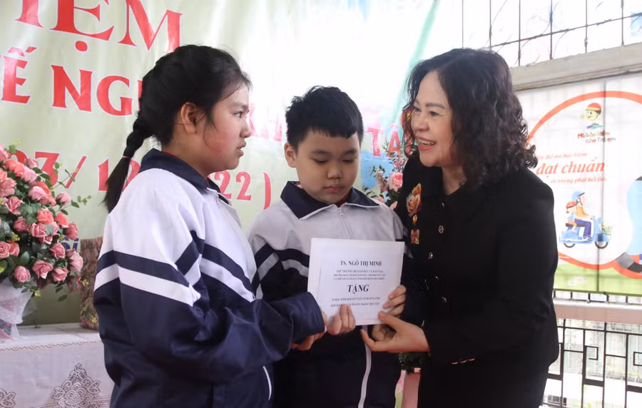 Thứ trưởng Ngô Thị Minh chúc các em học sinh luôn mạnh khỏe, học tập và rèn luyện tốt. Thứ trưởng Ngô Thị Minh chúc các em học sinh luôn mạnh khỏe, học tập và rèn luyện tốt.