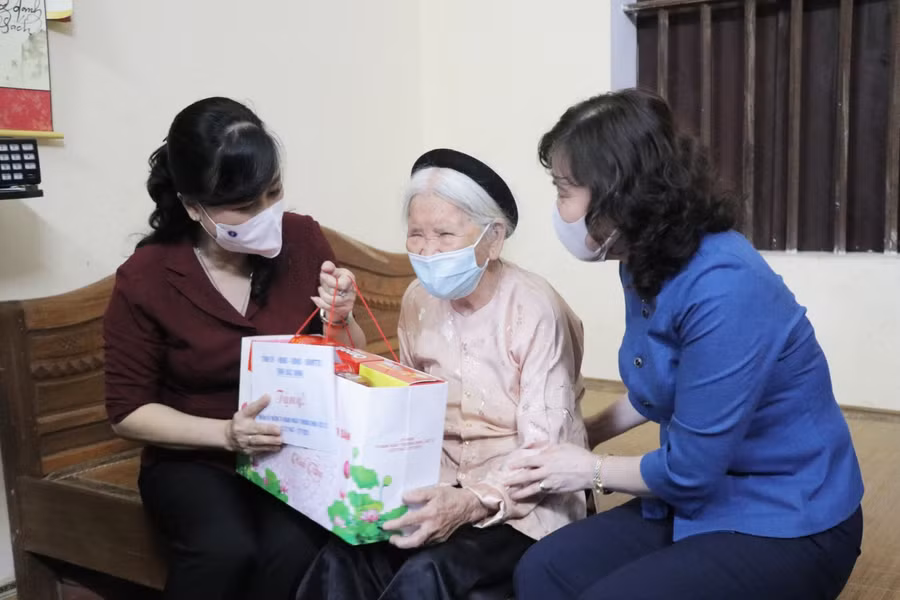 Tặng quà cho Mẹ Việt Nam Anh hùng Nguyễn Thị Cược.
