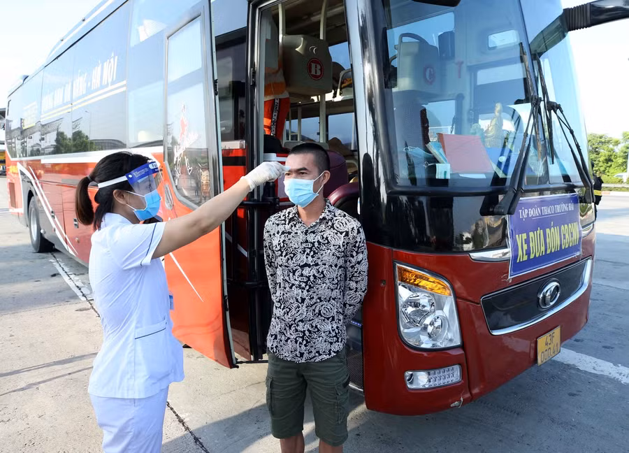 Đo thân nhiệt lái xe phòng dịch Covid-19.