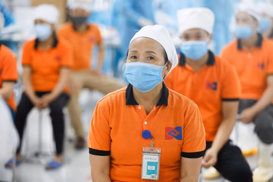 Hỗ trợ công nhân đi làm trở lại, đảm bảo an toàn phòng dịch (Ảnh minh họa).