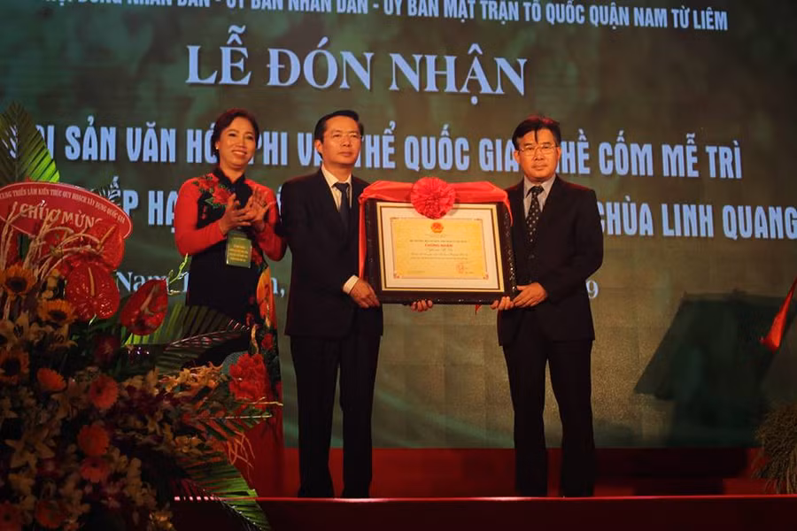 Phó Cục trưởng Cục Di sản, Bộ VH-TT&DL Nông Quốc Thành trao bằng công nhận Di sản văn hóa phi vật thể Quốc gia nghề Cốm Mễ Trì cho đại diện quận Nam Từ Liêm.