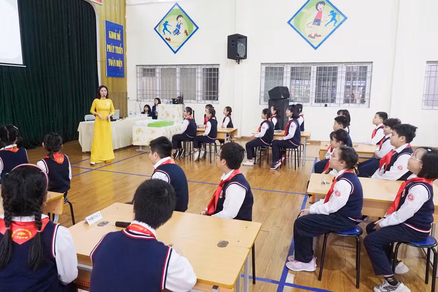 Giờ học STEM lớp 5 (bài thiết kế đèn pin bỏ túi) của cô Chu Thị Thu Hà.