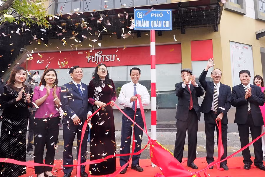 Các đại biểu thực hiện nghi thức gắn biển tên phố Hoàng Quán Chi. Các đại biểu thực hiện nghi thức gắn biển tên phố Hoàng Quán Chi.