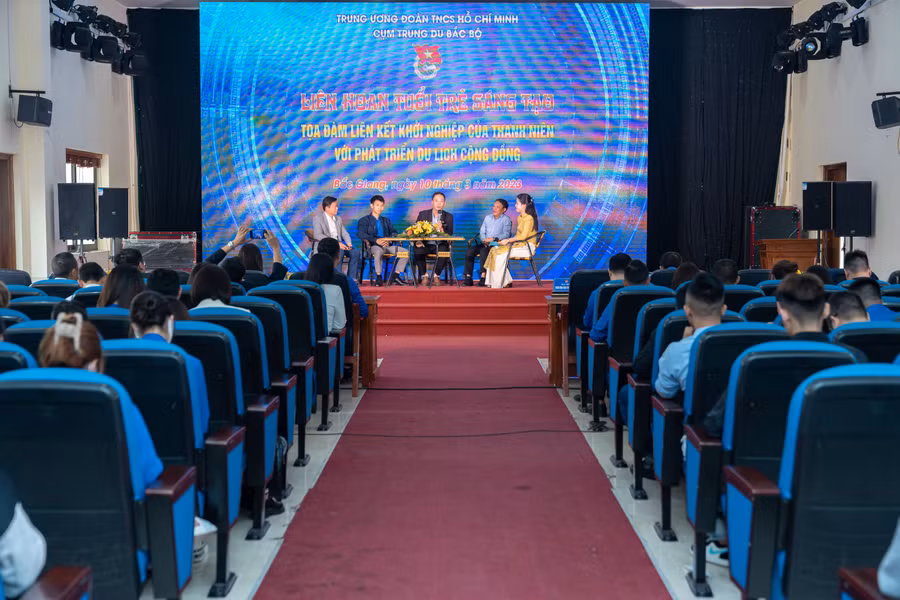 Quang cảnh liên hoan tuổi trẻ sáng tạo.