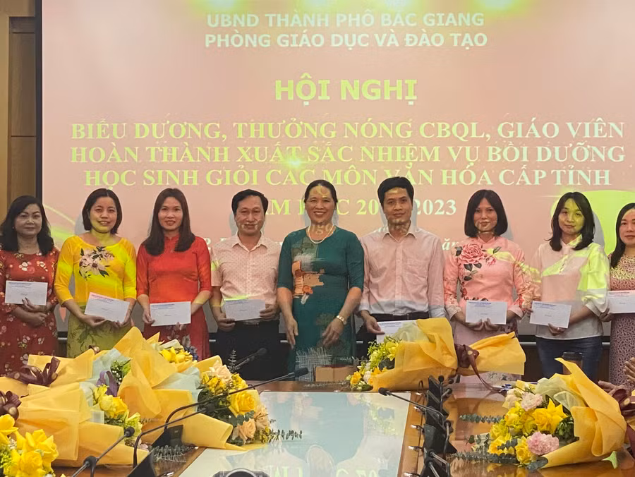 Bà Nguyễn Thị Linh, Phó trưởng Phòng GD&amp;ĐT trao khen thưởng cho giáo viên phụ trách, bồi dưỡng đội tuyển HSG.