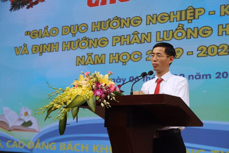 Thầy hiệu trưởng Trần Văn Nhường