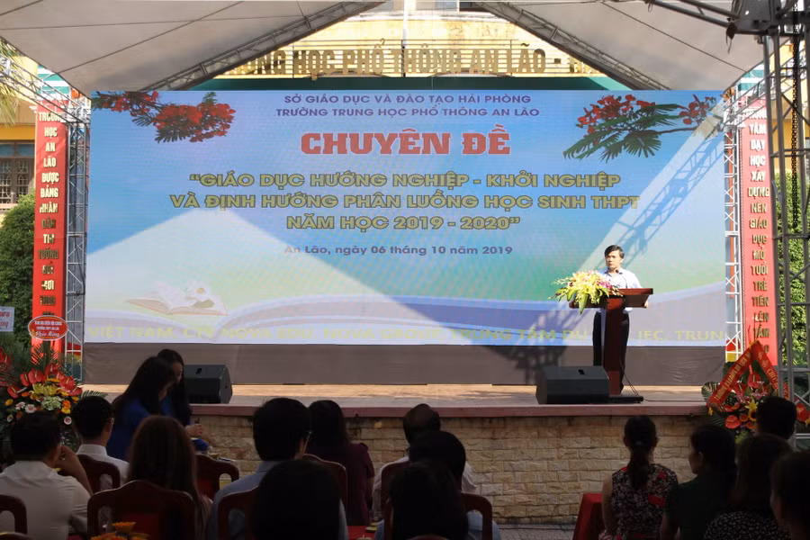 Ông Bùi Văn Linh - Vụ trưởng Vụ Giáo dục Chính trị và Công tác HSSV phát biểu tại buổi sinh hoạt chuyên đề