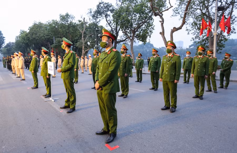 Lực lượng tham gia đảm bảo ANTT, ATGT tại lễ phát động.