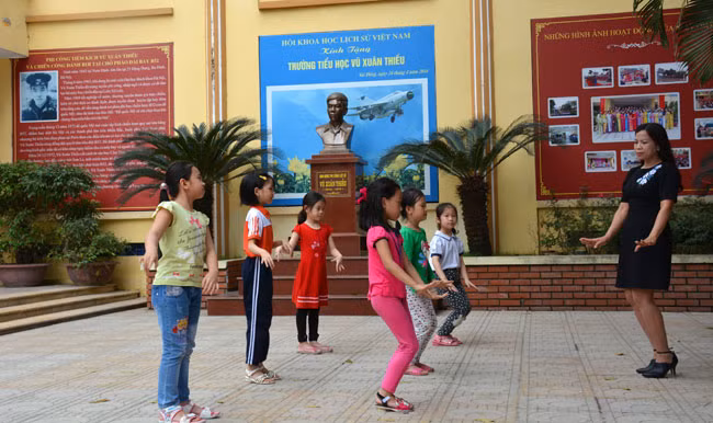 Cô và trò trường Tiểu học Vũ Xuân Thiều