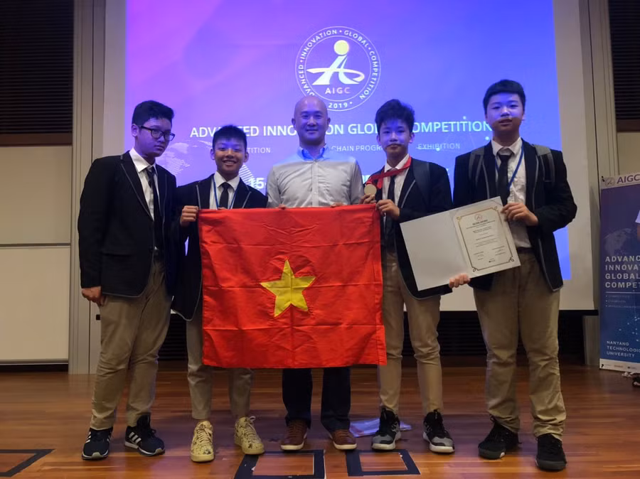 Các học sinh Xuân Lâm, Gia Nam (từ trái sang) và Nguyên Sang, Phú Thành (từ phải sang) tham dự AIGC tại Singapore.